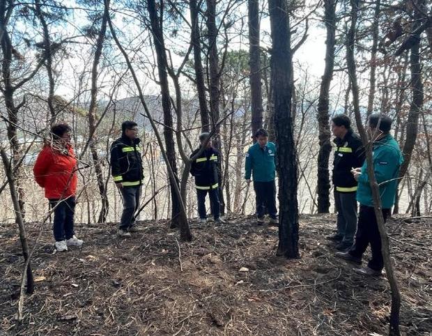 파주시가 산불 재난 국가위기경보가 ‘심각’ 단계로 발령됨에 따라 '산림보호법'에 의거 전 직원을 동원한 비상근무체제에 돌입했다.
