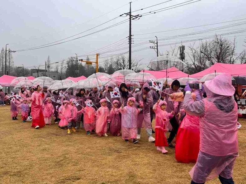 화성특례시가 기배역사공원에서 ‘제14회 기배벚꽃축제’를 성황리에 개최했다.