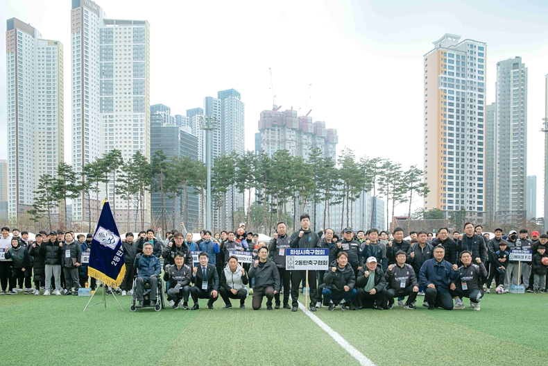 화성특례시의회(의장 배정수)는 동탄여울공원 축구장에서 열린 ‘제2회 동탄2축구협회장기 축구대회’에 참석해 지역 생활체육 활성화를 위한 응원과 격려의 메시지를 전했다.