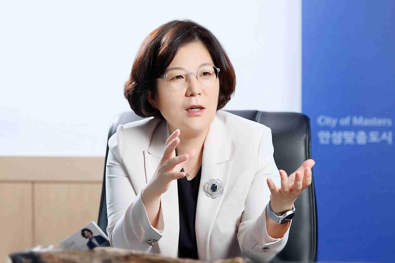 김보라 안성시장이 헌법재판소의 대통령 탄핵 인용과 관련해 흔들림 없는 시정 운영을 지속하며 민생 안정과 시민 안전에 총력을 다하겠다고 밝혔다. 간담회를 주재하고 있다.