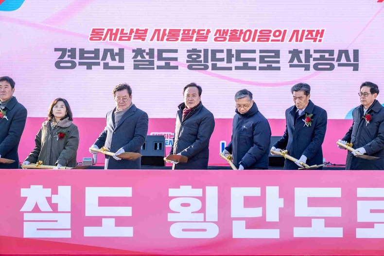 오산시 교통망 개편이 시민들의 생활 동선을 실질적으로 바꾸고 있다고 9일 밝혔다. 버스 노선 조정, 철도 인프라 정비, 광역교통망 연계까지 동시에 이뤄지면서, 지역별 생활권은 새로운 이동 흐름을 만들어가고 있다.