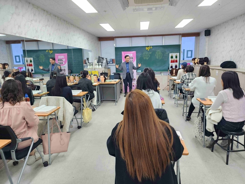 평택시가족센터가 결혼이민자의 취업과 창업 역량 강화와 경제적 자립을 지원하기 위해 ‘내일을 잡(JOB)고(GO)!’ 미용사(헤어) 국가자격증반 교육과정을 운영 중이다.