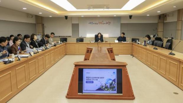 과천시는 지난 청 상황실에서 ‘민간데이터를 활용한 빅데이터 분석 사업’ 착수보고회를 열고, 시민 체감형 정책 개발을 위한 본격적인 분석에 들어갔다..
