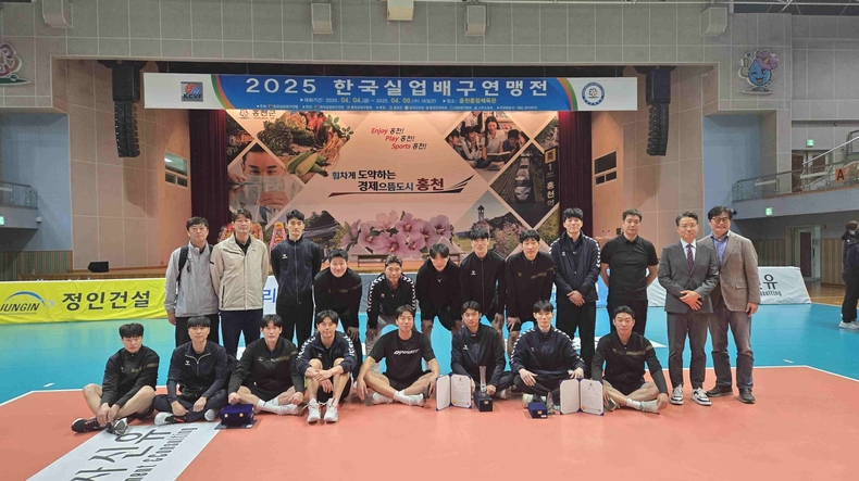화성특례시청 직장운동경기부 배구부가‘2025 한국실업배구연맹전 홍천대회’에서 압도적인 경기력으로 대회 7연속 우승을 달성하며 실업배구 최강자의 위엄을 다시 한 번 입증했다.