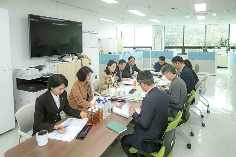 경제환경위원회 사전보고회를 개최하고 있다.