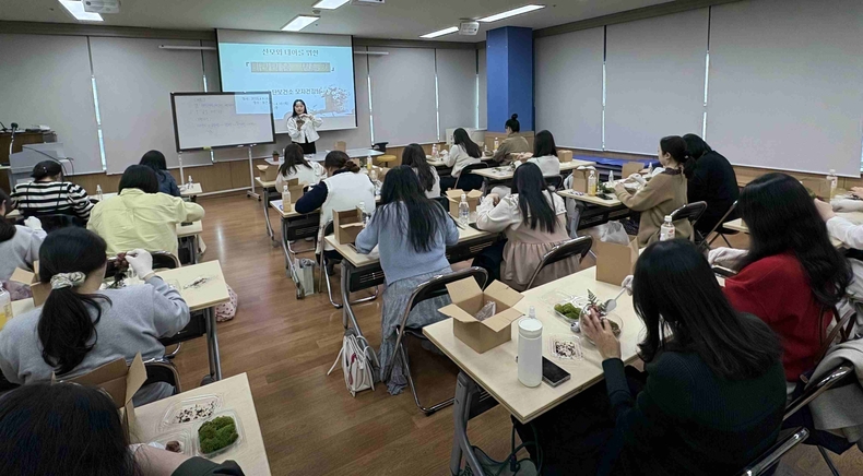 평택시 송탄보건소는 송탄보건소 등록 임신부를 대상으로 힐링 원예 태교‘테라리엄 만들기 교실’을 진행했다.