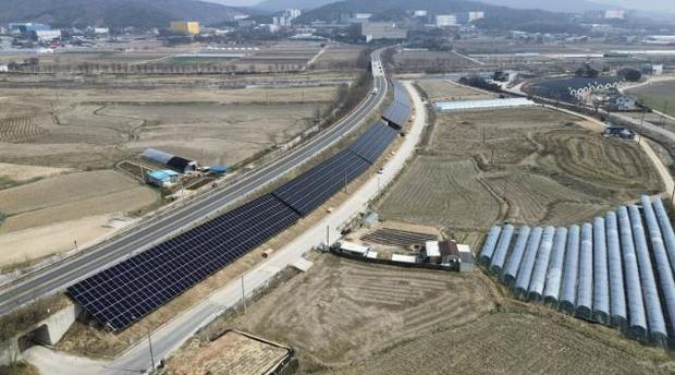 용인특례시가 ‘2025년 경기RE100 선도사업 공모’에 2년 연속 선정돼 도비 6억 300만원을 확보했다. 태양광 설치 모습.