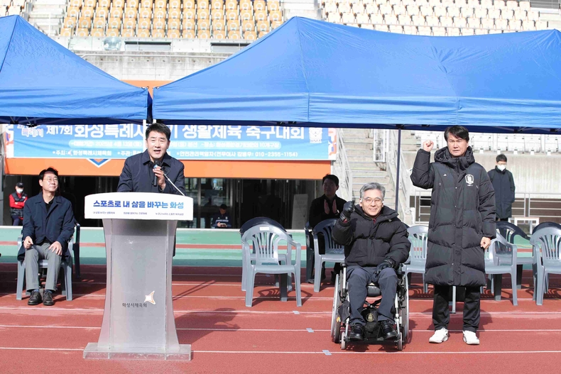 배정수 화성특례시의회 의장이 축사를 하고 있다.