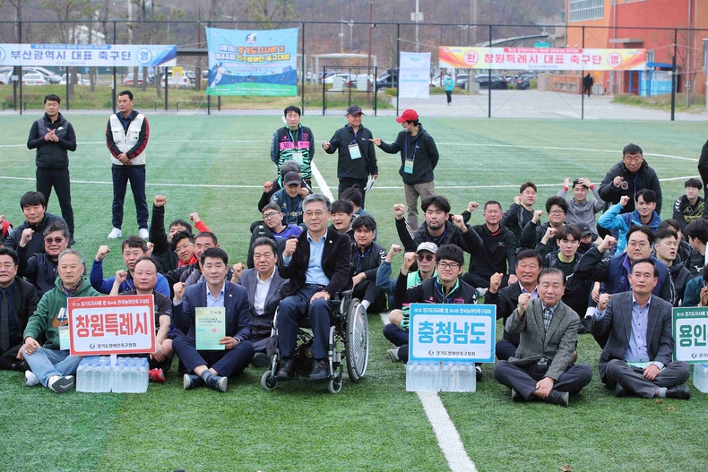 화성특례시의회(의장 배정수)는 12일부터 13일까지 이틀간 화성시 비봉체육공원에서 열린 ‘제1회 경기도지사기배 겸 제44회 전국농아인축구대회’개회식에 참석해 농아인 선수들을 응원하고 장애인 체육의 발전을 위한 각오를 다졌다.