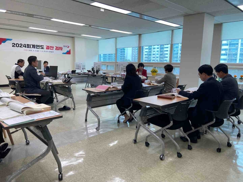 오산시가 시청 다목적실에서‘2024회계연도 결산검사 보고회’를 열고, 각 부서의 예산집행과 관리 실태에 대한 중간 점검과 함께 결산검사 방향을 공유하는 시간을 가졌다.