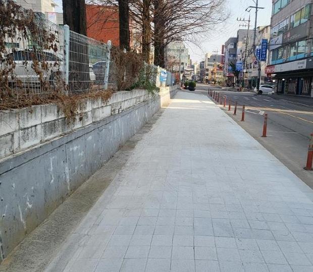 파주시는 안전하고 쾌적한 보행환경 조성을 위해 올해 사업비 23억 원을 들여 ‘보도 설치 사업’을 추진한다.
