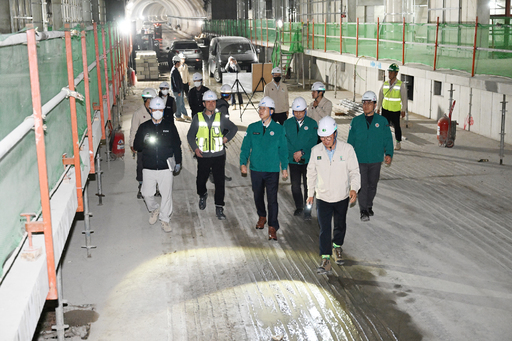 안산시는 신안산선 복선전철 안산 구간에 대한 공사 현장 특별 안전 점검을 벌였다.