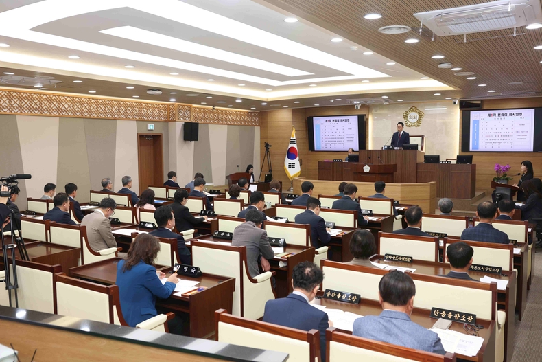 평택시의회가 21일 시의회 2층 본회의장에서 정장선 평택시장 등 관계 공무원이 출석한 가운데 제255회 임시회 제1차 본회의를 개회하고 있다.