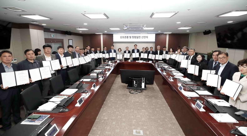 화성특례시가 22일 시청 상황실에서 정명근 시장 주재로 국장단 이상 고위직 공무원과 공직 유관단체장이 참석한 가운데‘상호존중 및 청렴실천 선언식’을 개최했다.