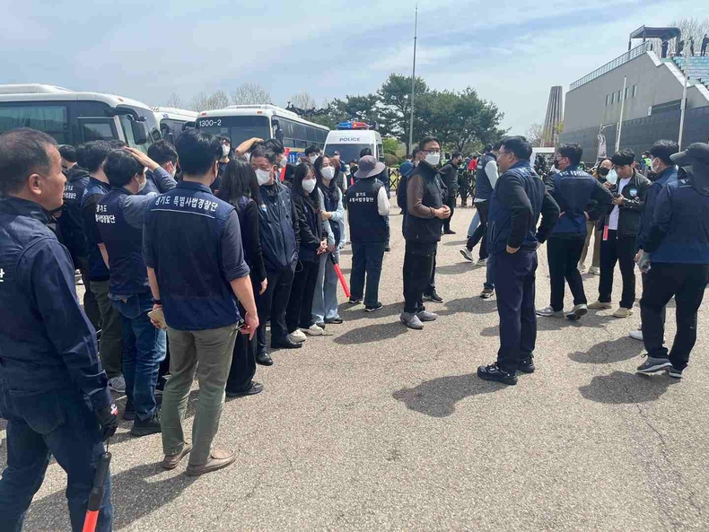 경기도의 저지로 지난 23일 예정됐던 납북자가족모임의 대북전단 살포가 무산됐다.