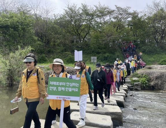 안양시 동안치매안심센터는 학운공원에서 치매 예방의 중요성을 알리고 치매 환자와 가족들에게 희망을 전달하기 위한 ‘한마음 치매극복 걷기행사’를 개최했다.