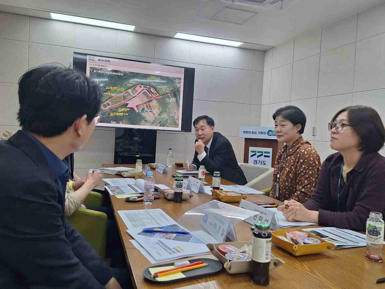 경기도가 경기북부권에 조성 예정인 '야생동물 생태관찰원' 사업 추진을 위해 멸종위기·토종 야생동물 보호 및 행동·생태·서식지 및 건축, 공간기획 관련 분야 전문가들이 참여한 자문회의를 개최했다.