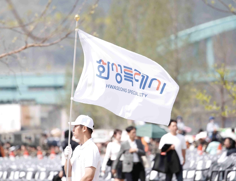 가평군 일원에서 열린 ‘제15회 경기도장애인체육대회’에서 화성특례시 선수들이 입장하고 있다.