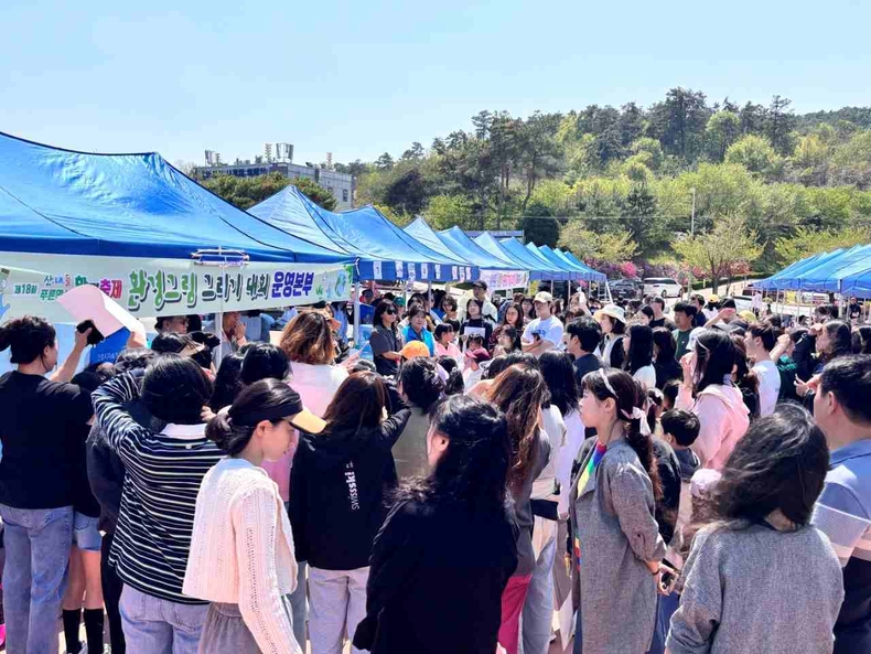 플라스틱 오염 문제의 심각성과 환경 보호의 중요성을 알리기 위한 환경 그림그리기 대회가 안성맞춤랜드 분수광장에서 성황리에 개최됐다.