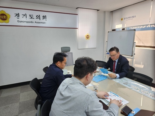 김정영 경기도의원은이 도의회 상담소에서 의정부도시공사로부터 '주한미군 공여구역주변지역 등 지원 특별법' 일부개정 건의안을 보고받고, 중앙정부 차원의 실질적 재정 지원 필요성을 강하게 강조했다.