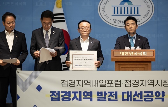 김덕현 연천군수가 국회 소통관에서 열린 ‘접경지역 발전을 위한 여야 대선공약 제안 기자회견’에서 ‘민간인 통제구역 축소’를 제안했다.