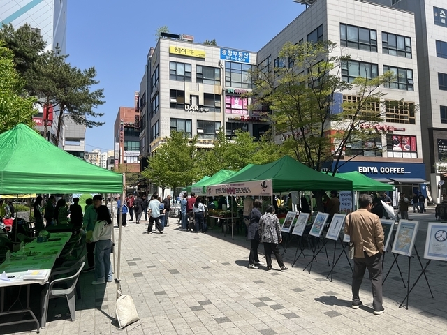 의정부시가 민락2지구 로데오거리 광장에서 시민 300여 명이 참여한 ‘장애인 인식 전환 캠페인’을 진행했다.