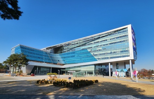 성남시는 시청, 분당구청, 산성동 등 3개 청사가 환경부 산하 한국환경공단이 지원하는 온실가스 감축 컨설팅을 받아 에너지 효율이 높은 건물로 거듭나게 됐다.