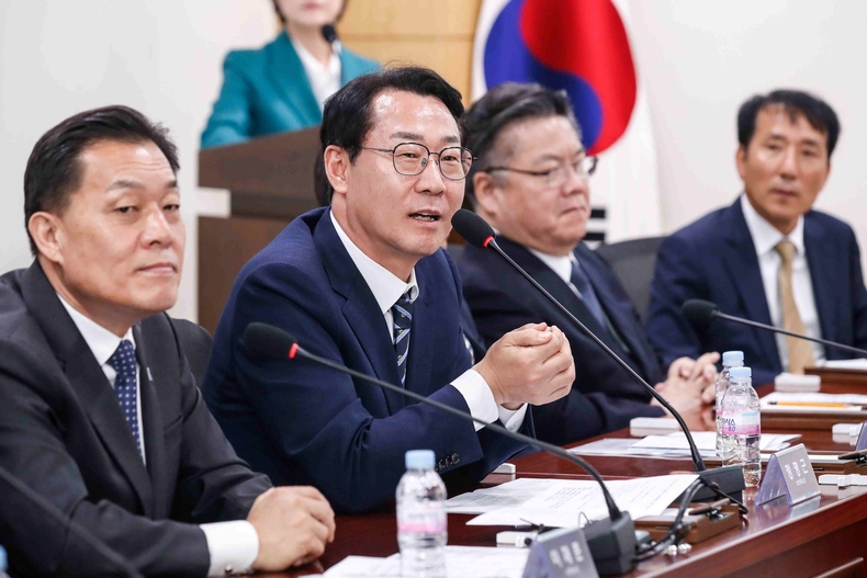 정명근 화성특례시장이 국회 의원회관에서 열린 특례시-인구감소지역 상생협력 협약식에서 발언하고 있다.
