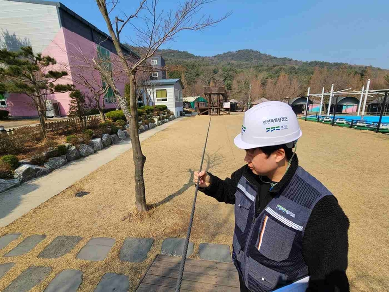 경기도가 번지점프와 집라인 시설 31곳의 안전점검을 실시하고 131건의 지적사항을 해당 시군에 통보했다.