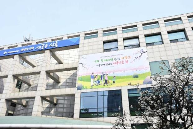 시흥시가 최근 부도로 세금 납부 의지를 보이지 않던 고질체납자의 가택을 수색해 양주와 명품 시계, 가방 등 약 3500만원 상당의 동산 72점을 현장에서 압류했다.
