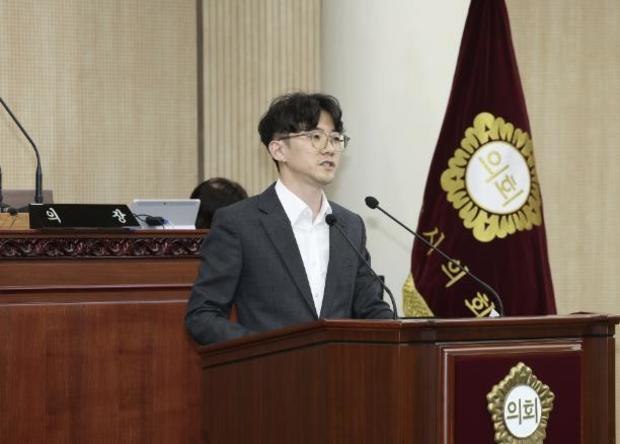 최성원 고양특례시의회 의원(더불어민주당, 주엽1·2동)은 지난 25일 진행된 제294회 고양시의회 임시회에서 5분 자유발언을 통해 “시장님, 청년기본소득이 불편하십니까?”라고 청년기본소득을 진행하지 않는 고양시를 규탄했다.
