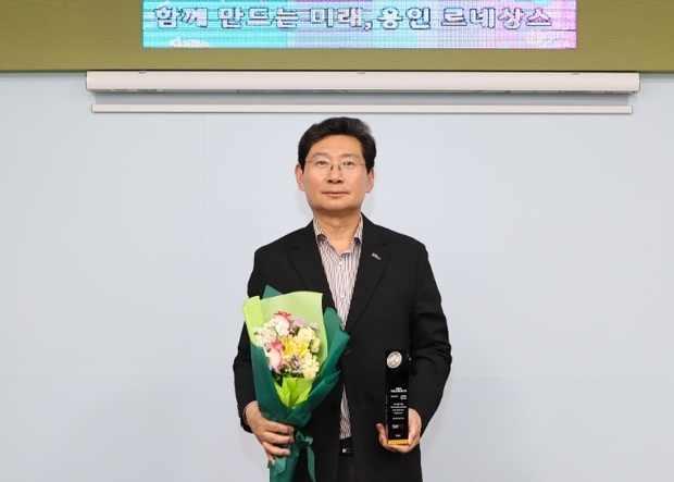 이상일 시장이 ‘대한민국 창조경영 2025’미래혁신도시 부문에 선정됐다. 수상 모습.