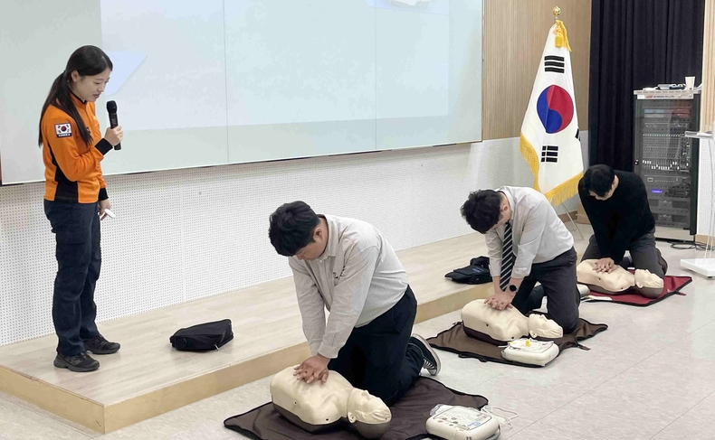 화성산업진흥원 임직원들이 심폐소생술 실습을 진행하고 있다.