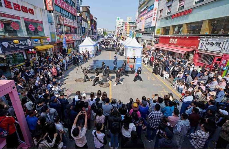평택시가 지난 26일부터 27일 양일간 평택역 오거리에서 박애병원 일원의 거리에서 하루 평균 9000여 명이 참여한 가운데 2025년 제1회 평택거리문화축제를 성공적으로 개최했다.
