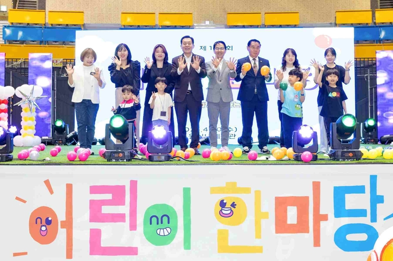 이재준 시장(왼쪽 4번째), 이재식 수원시의회 의장(오른쪽 3번째) 등이 함께하고 있다.