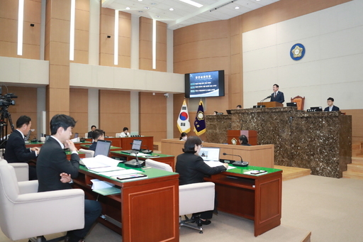 이천시의회가 제253회 임시회를 통해 시민 중심의 민생정책 강화와 행정의 투명성을 강조하며 실효성 있는 의정활동에 박차를 가하고 있다..