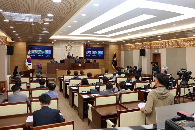 평택시의회는 2일 시의회 2층 본회의장에서 제2차 본회의를 끝으로 4월21일부터 12일간 진행된 제255회 임시회 의사일정을 마무리했다. 본회의장 전경.