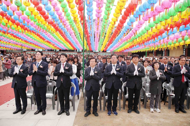 화성특례시의회는 지난 5일 대한불교조계종 제2교구 본사 용주사에서 열린 부처님오신날 봉축법요식에 참석해 105만 화성특례시민의 마음을 담아 축하와 감사의 마음을 전했다.