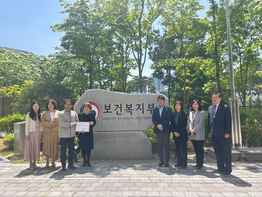 수원시의회 보건복지위원회가 외국인 유아 보육료 지원과 관련한 정부 협의 절차의 조속한 마무리를 강력히 촉구하고 나섰다..
