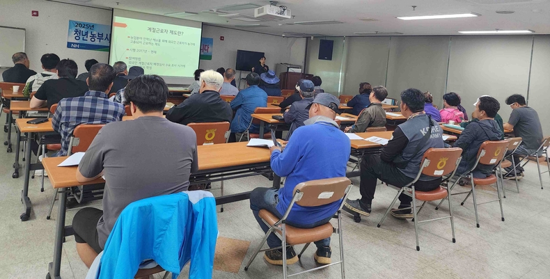 평택시는 최근 송탄농협 농산물산지유통센터 2층 대강당에서 40여 명이 참석한 가운데 ‘외국인 계절근로자 고용주 교육’을 실시했다.