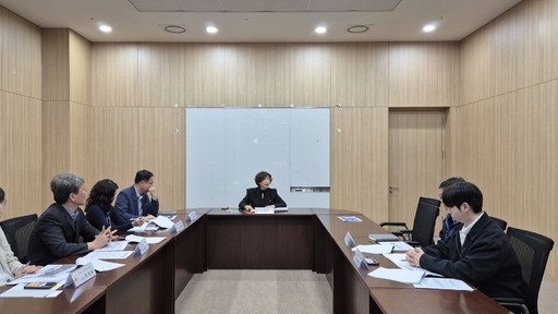 경기도의회가 최근 사회적 약자와 청년층을 위한 현안 해결에 박차를 가하고 있다. 정경자, 이용욱, 김재훈 의원은 각각 장애인 일자리, 산업재해 예방, 고립·은둔 청년 지원을 주제로 정책 정담회와 간담회를 열고, 실효성 있는 제도 마련과 지원 방안을 모색했다.