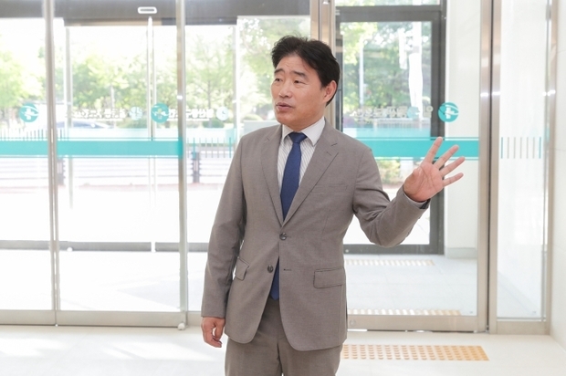 김운남 고양특례시의회 의장이 새롭게 문을 연 일산동구보건소를 찾아 시설을 둘러보고 운영 현황을 점검했다.