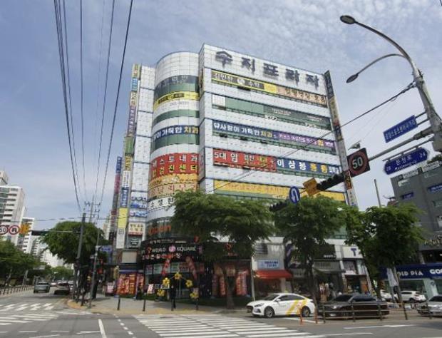 용인에서 가장 비싼 땅은 용인시 수지구 풍덕천동 712-6번지(수지프라자) 건물 부지(㎡당 775만1000원)가 차지했다.
