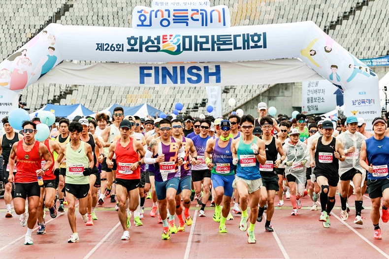 화성특례시가 지난 10일 화성종합경기타운 일원에서 ‘제26회 화성 효 마라톤 대회’를 성공적으로 개최했다. 화성 효마라톤에 참여한 시민들이 달리고 있다