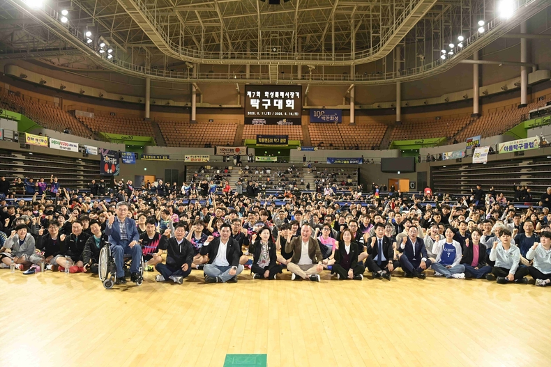 화성특례시의회가 11일 화성종합경기타운 실내체육관에서 열린 ‘제7회 화성특례시장기 탁구대회’에 참석해 탁구인들을 격려했다.
