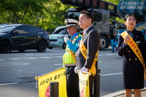 수원시가 어린이보호구역에서 발생한 비극적인 사고 이후, 아이들의 안전한 등굣길을 만들기 위해 도시 전역의 교통안전 인프라를 대대적으로 손질했다.