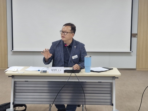 임창휘 경기도의원이 경기도의회 중회의실에서 '물순환 도시 조성을 위한 제3차 협력회의'를 개최하고 있다.
