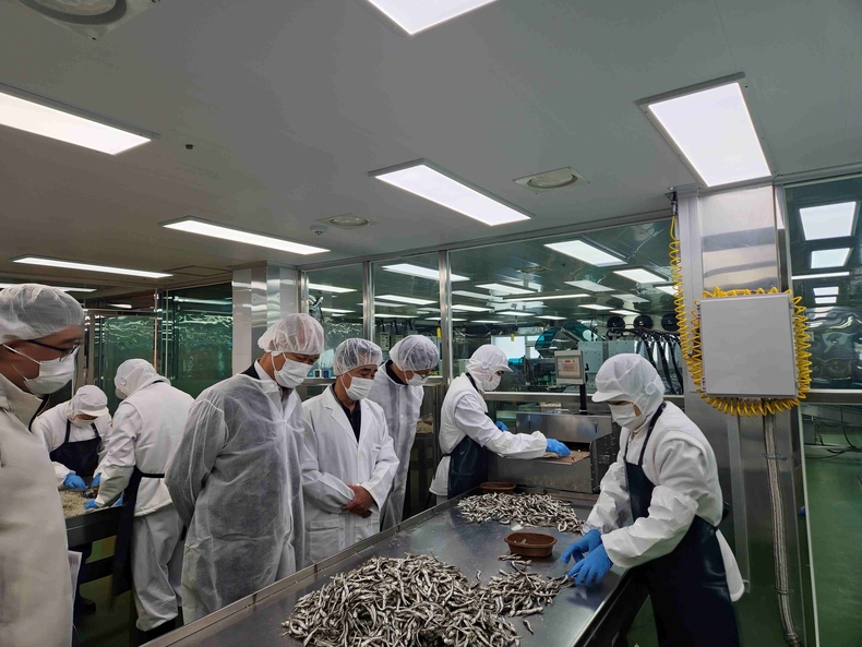 경기도농수산진흥원은 학교급식에 사용되는 수산물의 안전성과 품질을 높이기 위해 12일 도내 9개 시군급식지원센터와 함께 수산물 공급업체에 대한 현장점검을 하고 있다.
