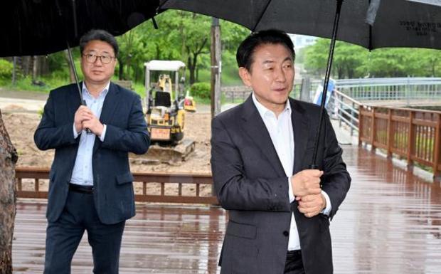 긴동근 의정부시장이 민락동 송산3동행정복지센터 앞 녹지대에 조성 중인 다목적 쉼터 현장을 방문해 공사 진행 상황을 점검하고 있다.