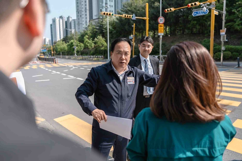 이권재 오산시장이 도로재포장 공사 구간을 찾아 현장을 점검하고, 사업 추진 상황과 개선 방향을 살펴보고 있다.